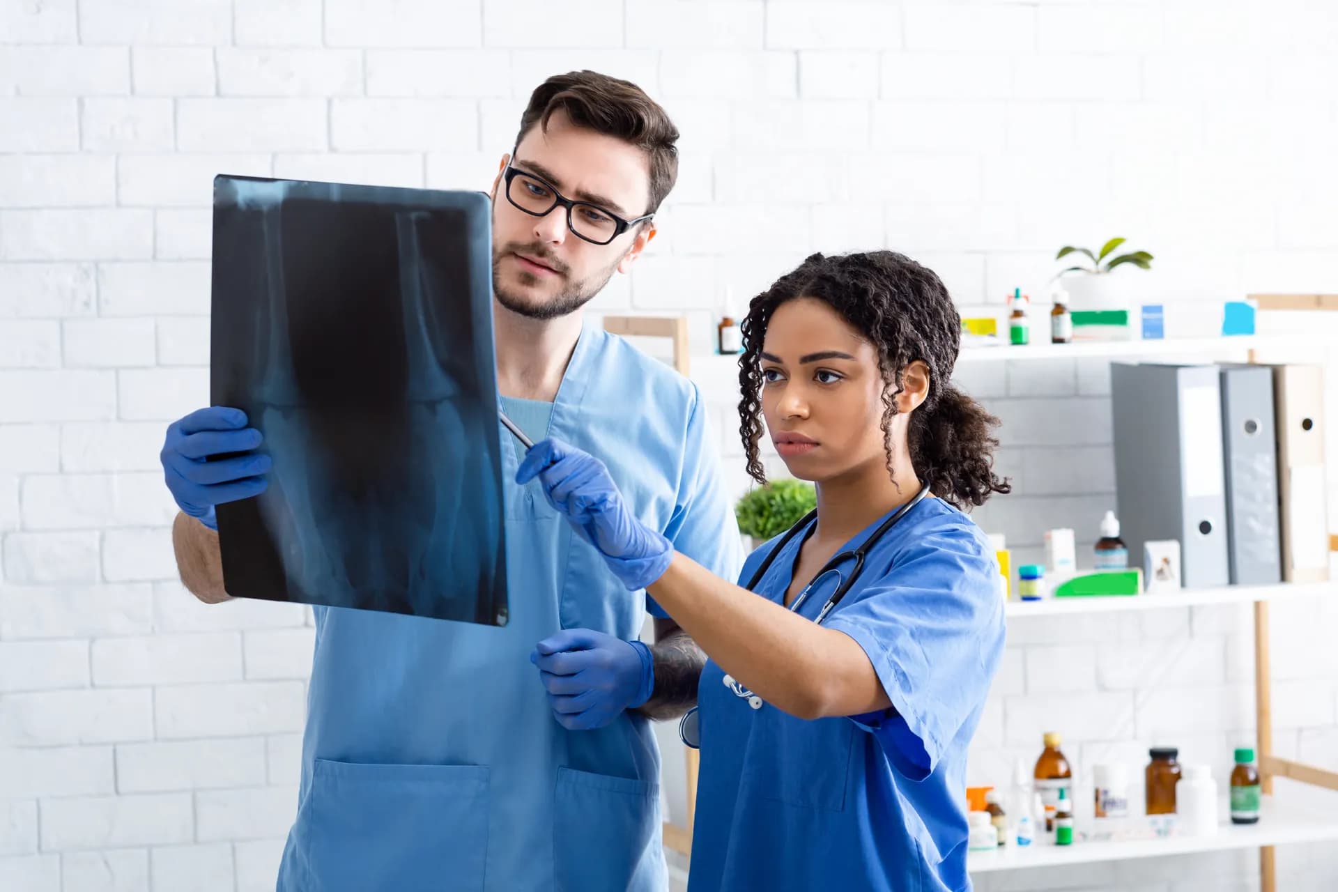 MTR und MTA prüfen ein Knie-Röntgenbild — Bewertung der Ausbildung